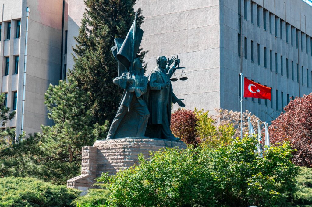 Manisa Adliyesi önünde adaleti temsil eden terazi ve hukuk kitapları