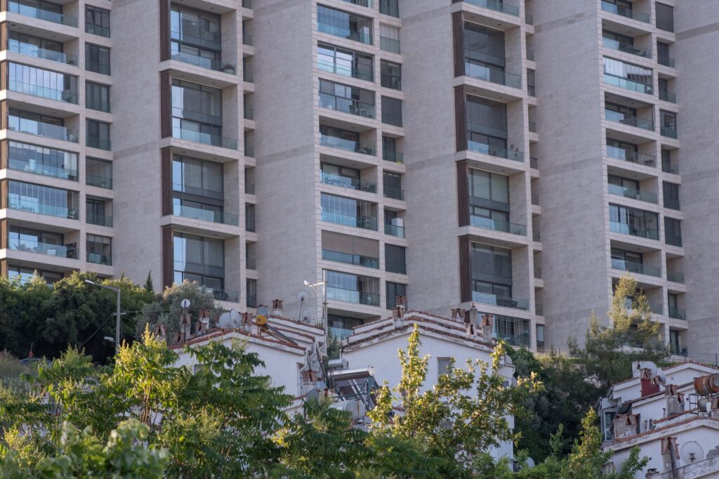 Manisa'da bir apartmanın ortak kullanım alanlarındaki anlaşmazlıkları temsil eden görsel.